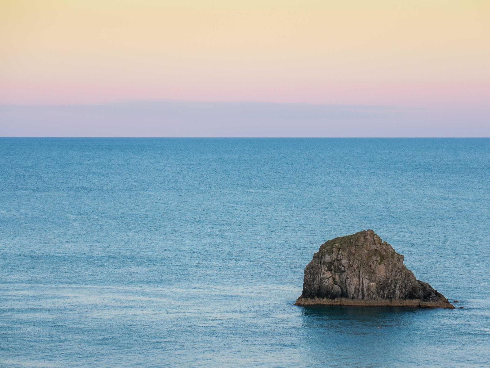 Uno scoglio solitario nel mare calmo
